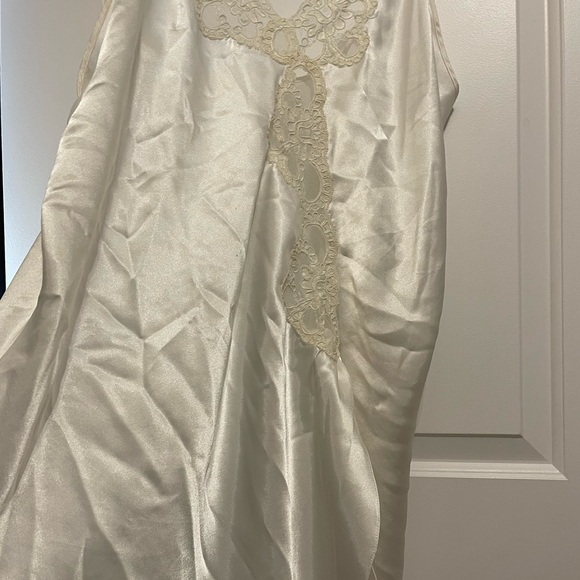 Elegant  Nightgown & Robe - Picture 4 of 6